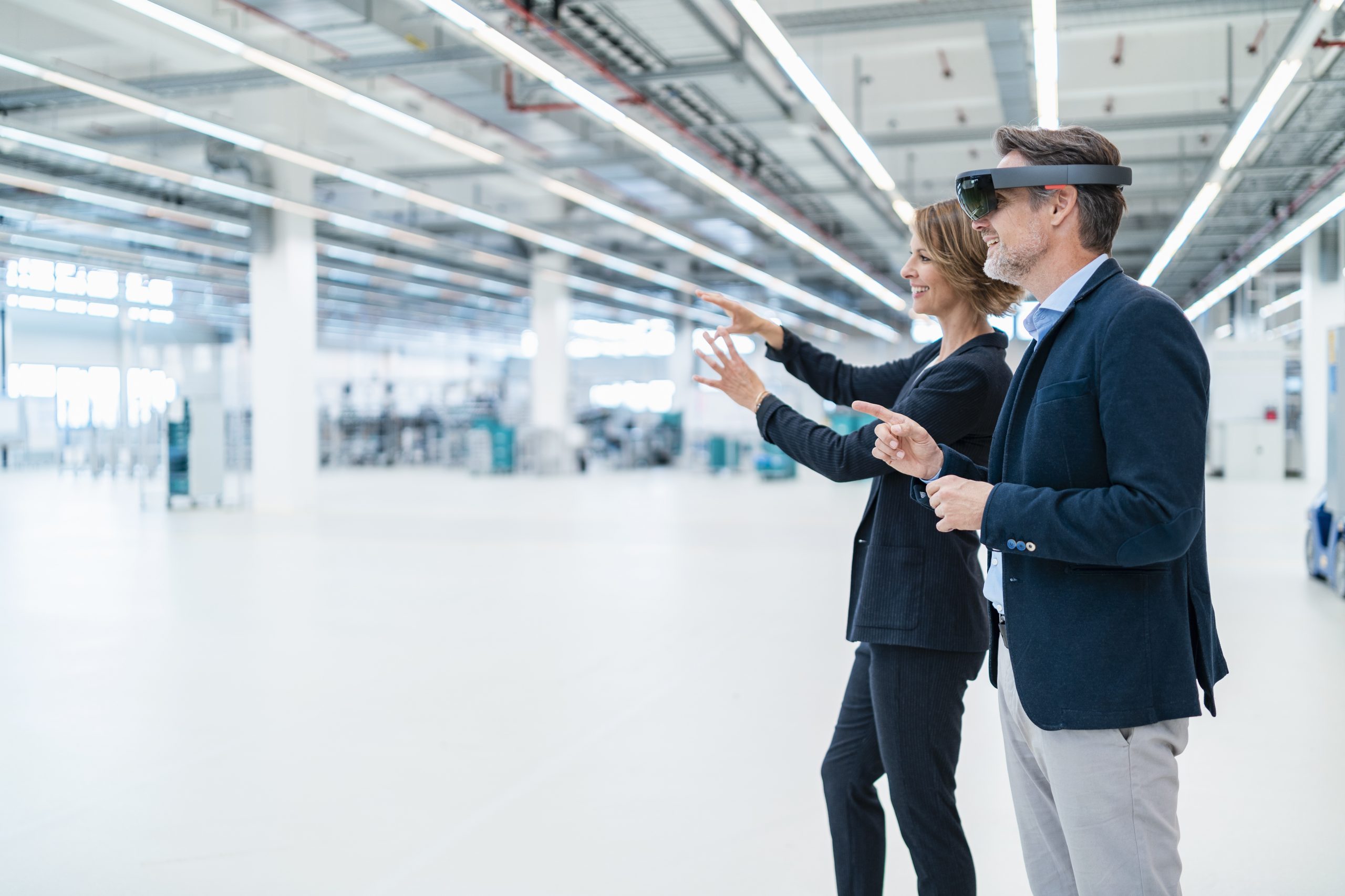 Mitarbeiter lernen zusammen bei einer Weiterbildung mit einer VR-Brille in einer Augmented Reality Umgebung entsprechend der neuesten Trends 2025